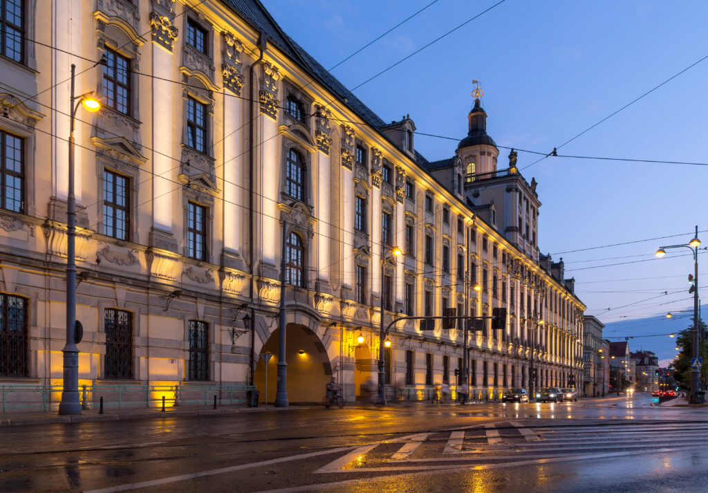 Barokowy gmach uniwersytetu wieczorem